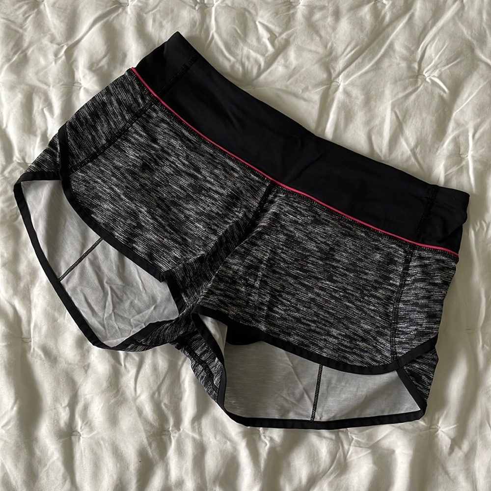 Lululemon Speed Short 2.5” - SIZE 6